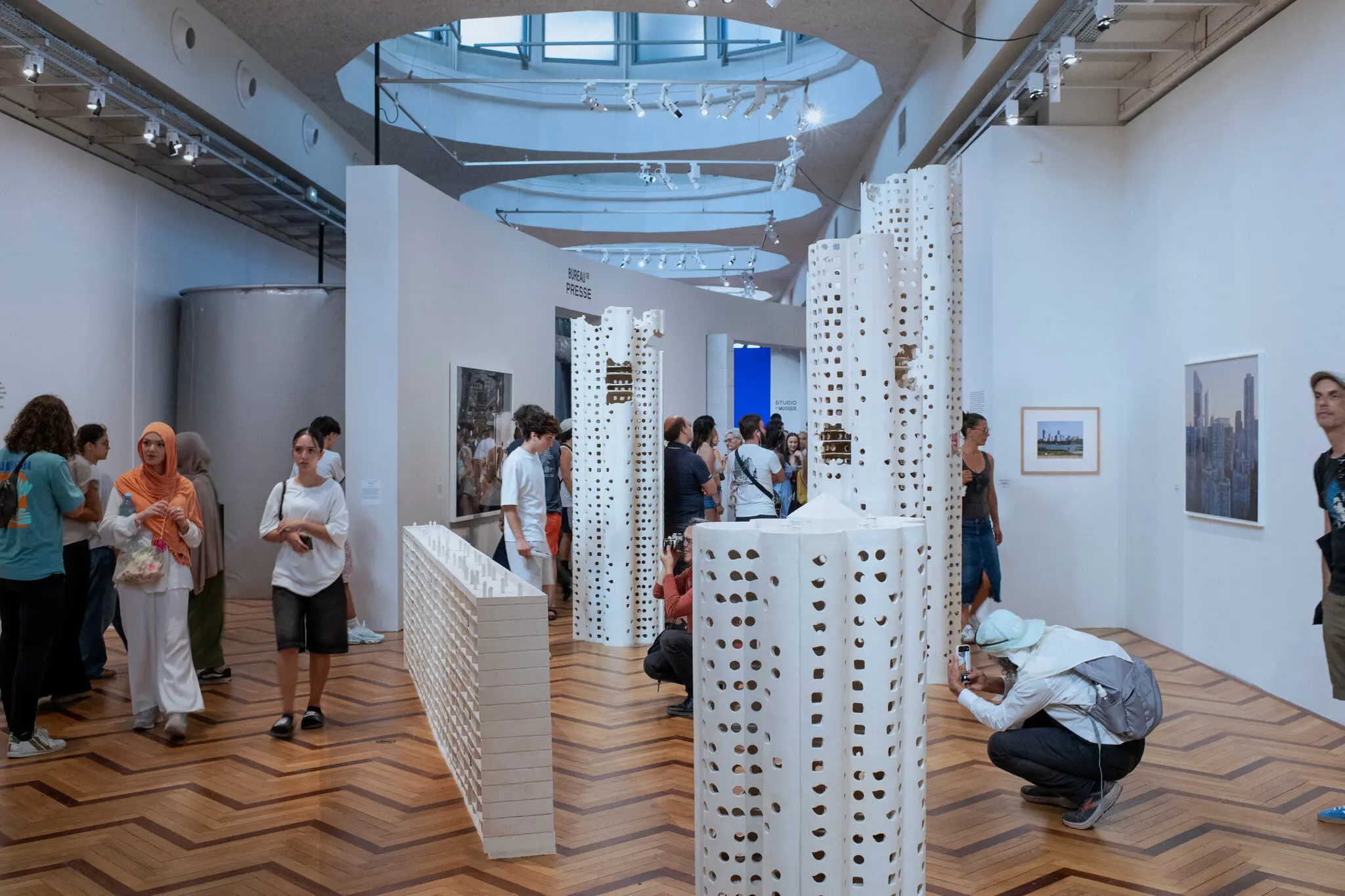 «Улюблені передмістя»: як виставка у Парижі дала голос молодим іммігрантам